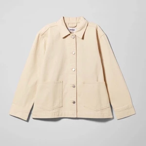 Helt oanvänd jacka från weekday! - ”The Dual Ecru Denim Jacket” från weekday. Köpt förra våren och tyvärr aldrig använd då den inte föll mig i smaken och hade kastat kvittot. Nypris 600kr, men säljer för 300❣️