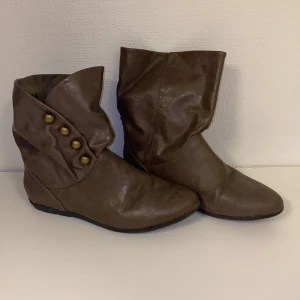 Höstsko  - Supersköna platta skor man bara drar på sig. Inte de modernaste men i superfint skick! I princip nyskick. 