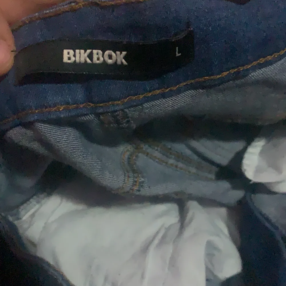 Från BIKBOK. Jeans & Byxor.