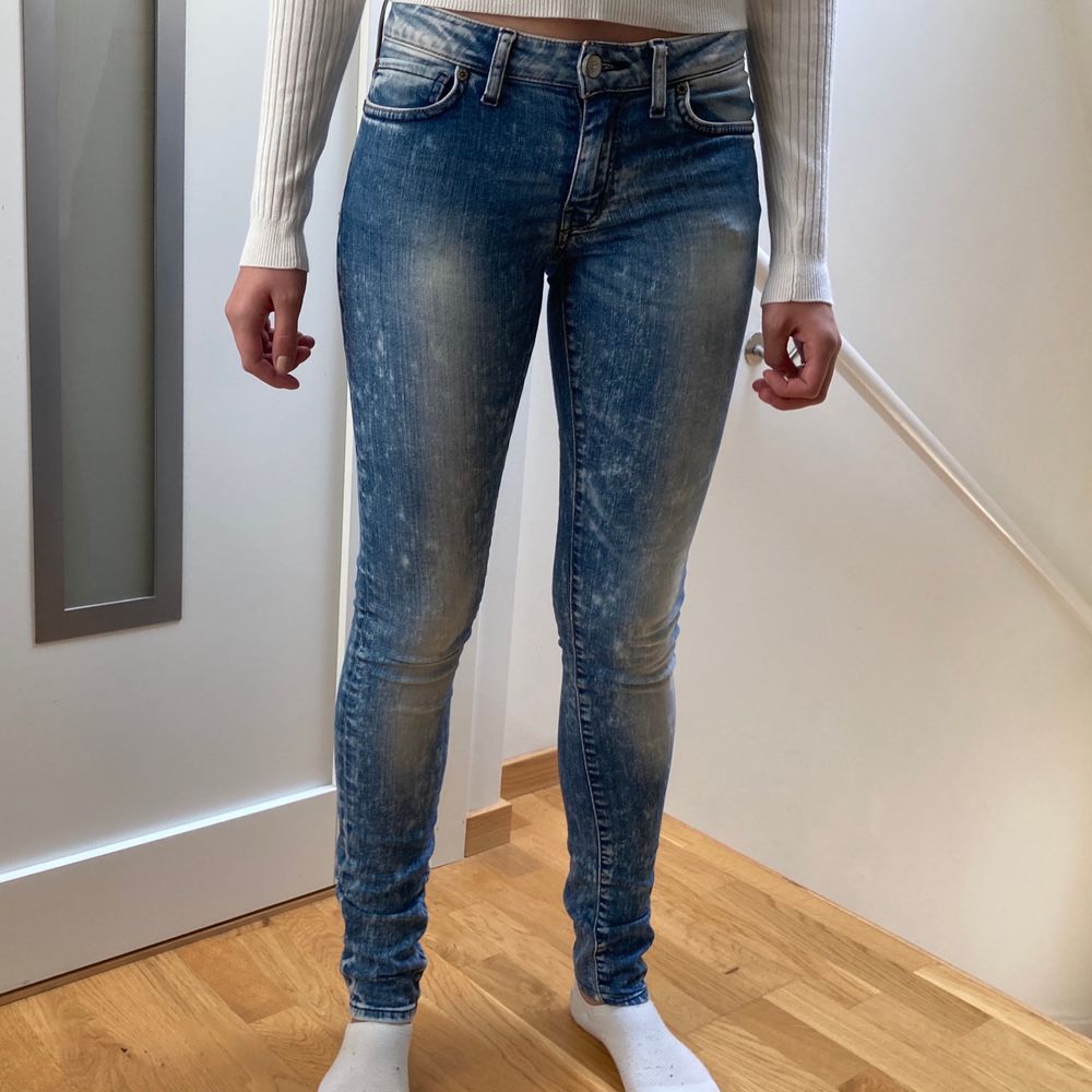 De perfekta jeansen med snygg tvätt från Crocker i skinny modell!! Strl 26/32. Skulle beskriva dessa som midrise/low. Lite stretch, sitter jättesnyggt på. Jeansen är i toppskick, har använts någon enstaka gång. ⭐️. Jeans & Byxor.
