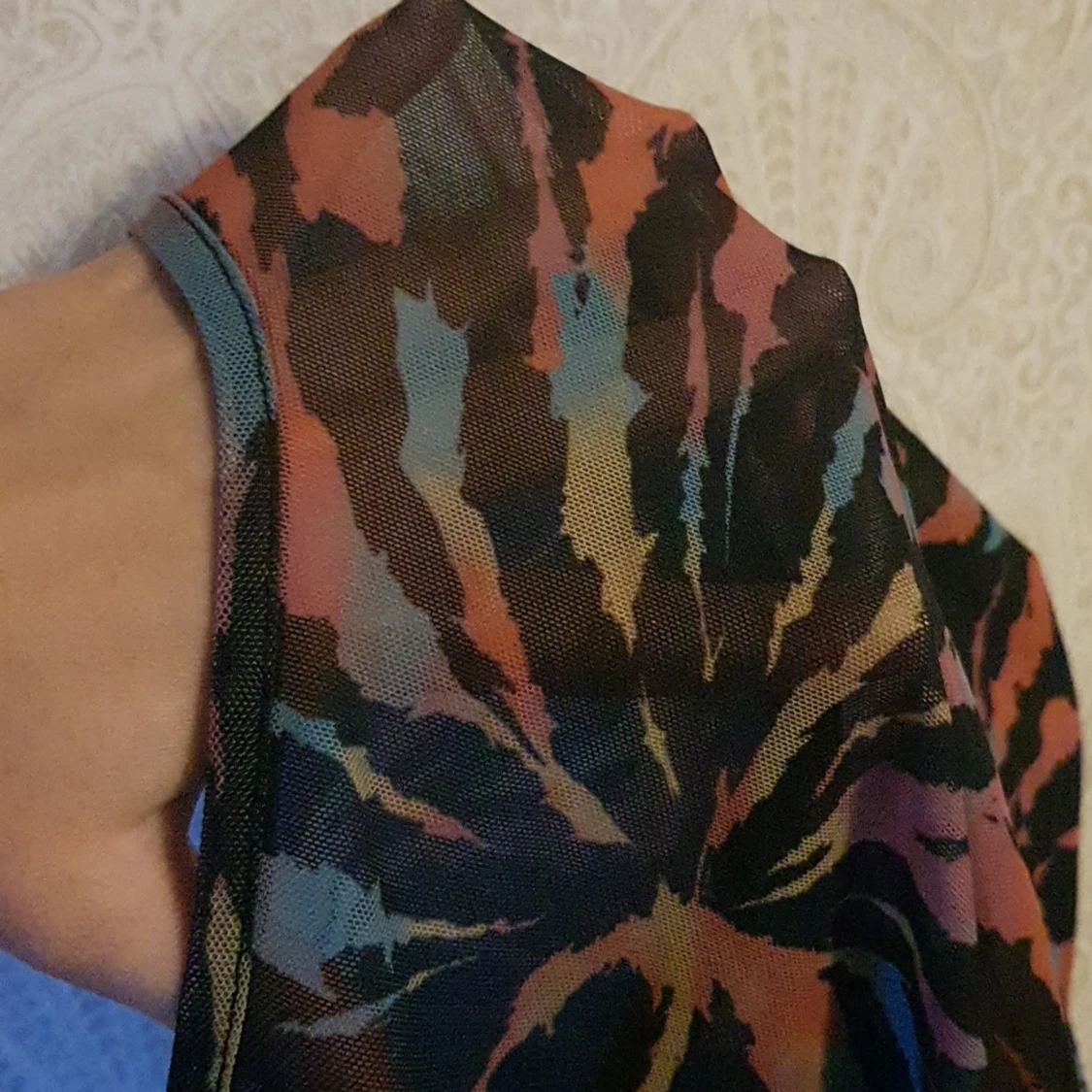 Svart mesh tröja med mönster  - 90