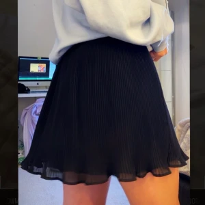 Kjol - (Budgivning) start bud är 10 kr skriv till mig för mer information❣️Helt oanvänd kjol från NA-KD med volanger