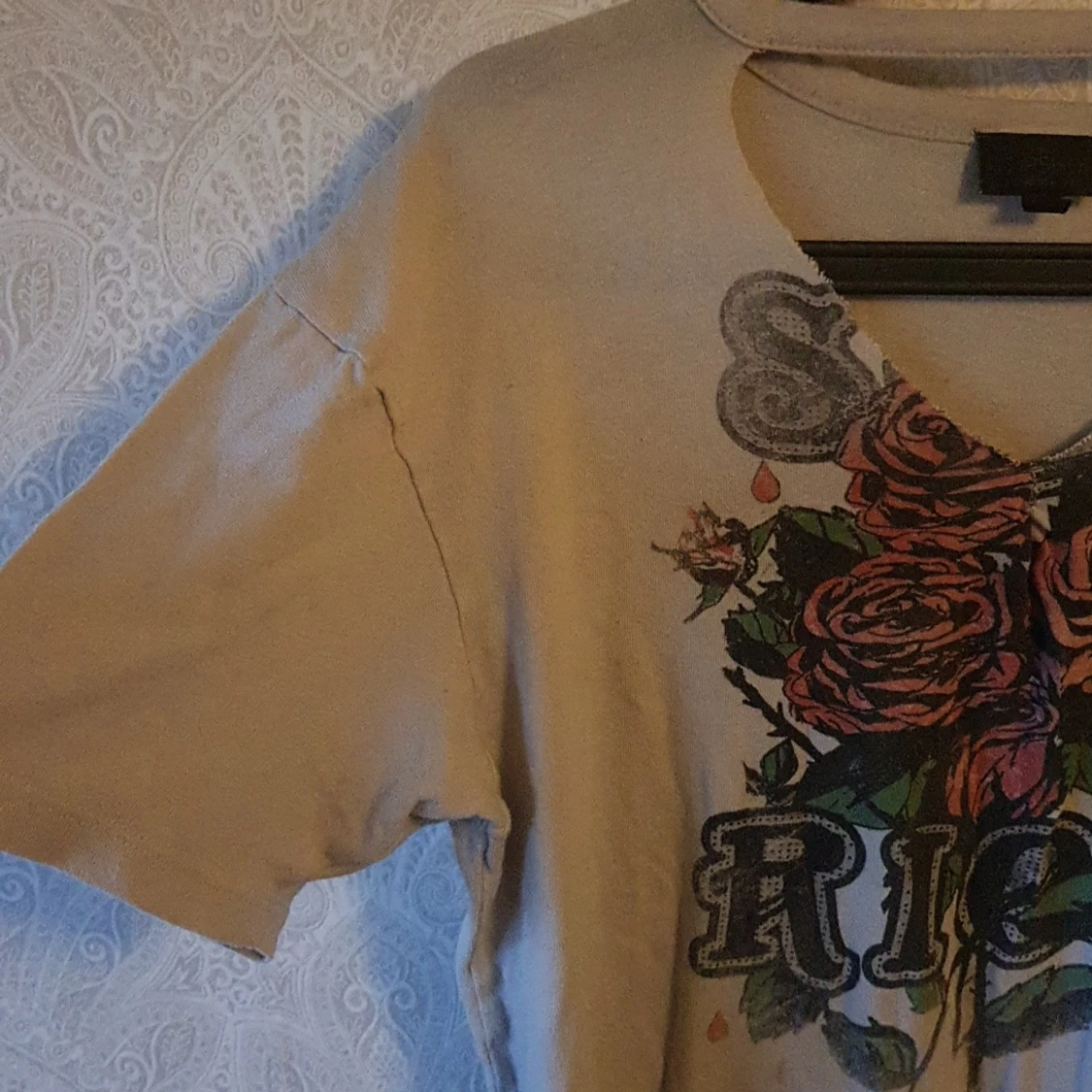 Beige t-shirt med tryck - 91
