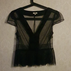Svart mesh top - väldigt söt svart mesh top med många detaljer. den är inte strechig men är i gott skick. säljes för 70kr plus frakt elr upphämtning i kalmar. 