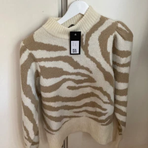 Stickad tröja Gina tricot - Mysig stickad från Gina , med puffärm. Storlek L men passar M ock även mig i S. Har swish och fraktar spårbart, frakten är inräknad!