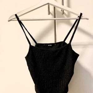 Festtopp - Glittrig topp från bikbok i storlek S, perfekt till festen🖤 använd en gång så i bra skick! 30kr+frakt  