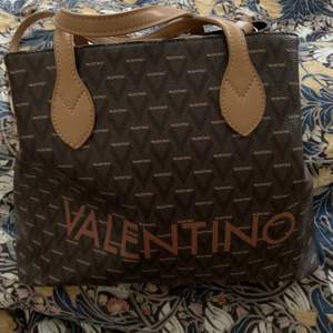 Äkta väska från Valentino i konstläder. Dustbag finns:) 