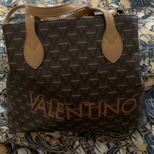 Valentino väska - Äkta väska från Valentino i konstläder. Dustbag finns:) 