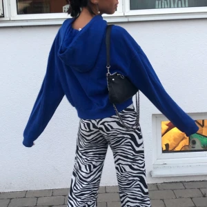 Hoodie - Snygg blå hoodie från hm💙 rätt croppad i modellen! storlek xs! väldigt fin i skicket💙💙💙🤍