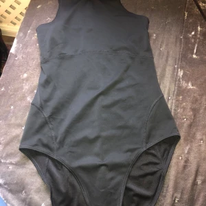 Svart baddräkt  - Använd en två gånger storlek Xs/S priset är diskuterbart 