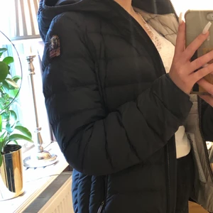 Parajumper jacka -  Parajumper jacka från kidsbranstore som är i storlek Medium i Yunior storlek passar perfekt på som är 160 och brukar bära xs kläder så jag skulle säga att denna jacka är som en xs i vanliga storlekar