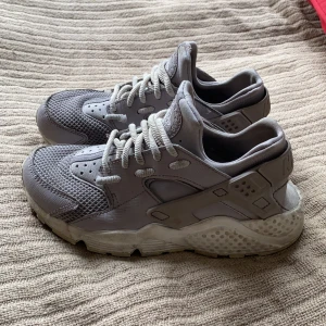 Nike air  - Säljer dessa skor i fint men använt skick! I modellen nike air huarache. Nypris är 1200kr. 