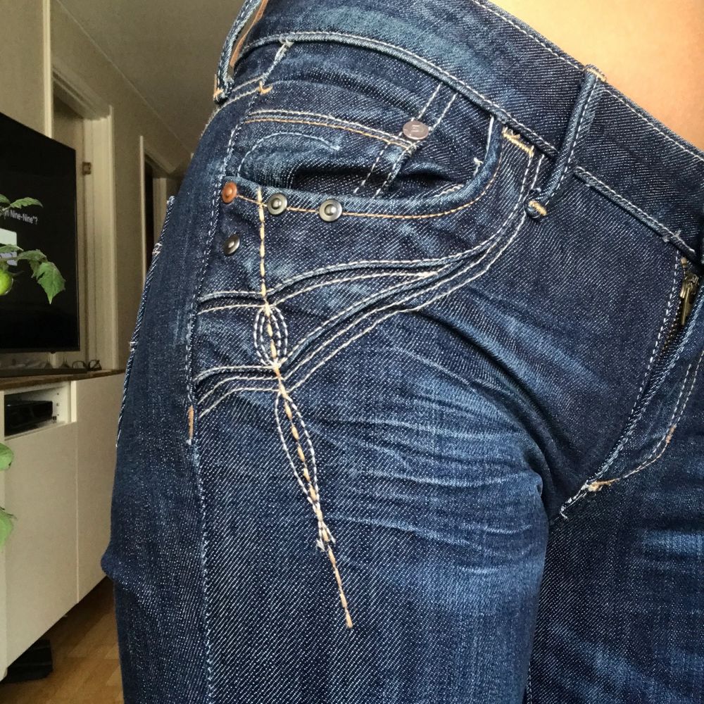En par riktigt snygga bootcut jeans med fina detaljer!  Ville tydligt visa detaljerna, så vill man ha bild på hela byxorna får man gärna komma privat💞. Jeans & Byxor.