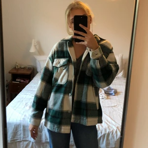 Jacka - Säljer den här populära jackan ifrån Zara! Säljer billigt då det är ett hål på fickan från en cigg haha, bör gå att fixa/sy ihop. Köpare står för frakt. Nypris ca 600