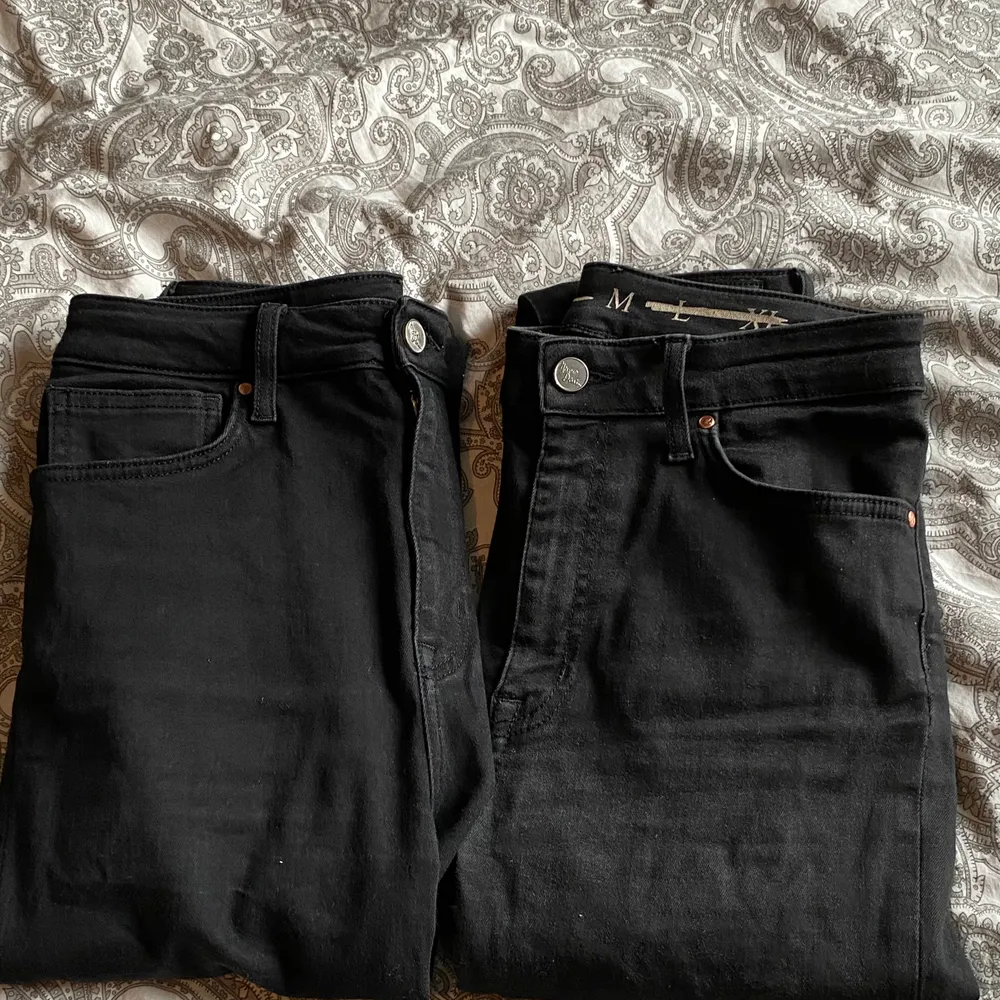 Finns två stycken i samma storlek 100kr st. Jeans & Byxor.
