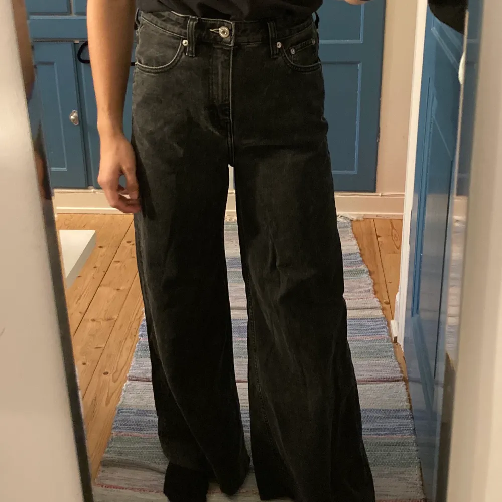 Superfina jeans från Weekday i modellen Ace. Stora i storleken- de är för stora för mig som normalt är en 27a! Möts upp i Uppsala eller så betalar köparen för frakt! Kram! . Jeans & Byxor.