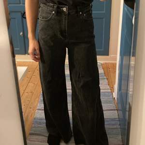 Superfina jeans från Weekday i modellen Ace. Stora i storleken- de är för stora för mig som normalt är en 27a! Möts upp i Uppsala eller så betalar köparen för frakt! Kram! 