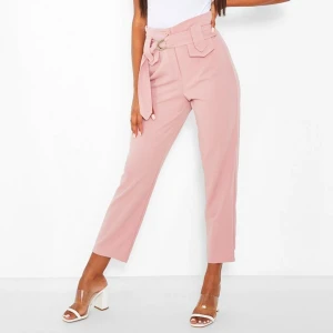 Hög midja med brett band  - Snygga puderrosa byxor i storlek M, men skulle säga passar S också. 