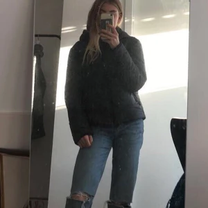 Nike jacka  - Varm & skön svart Nike jacka! Funkar både som varmare höstjacka, skidjacka och vinterjacka (ev lite tunn när det är väldigt kallt ute). Snygg och fint skick! Har även ett snöskydd (bild 3) men som jag satt upp med säkerhetsnålar😊