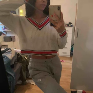  - säljer denna fina tröja för 100 då nypris är 300!! säljer den pågrund av att jag aldrig använt den!!