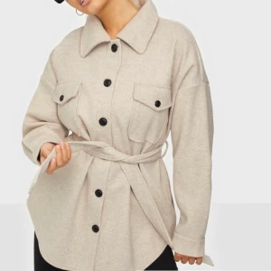 Filtjacka  - Nellys jacka (My dearest Shacket)✨ som nyskick då den enbart är använd ett fåtal gånger. Buda💕 frakt (88kr) står köparen för 💛💛 Högsta bud: 580kr