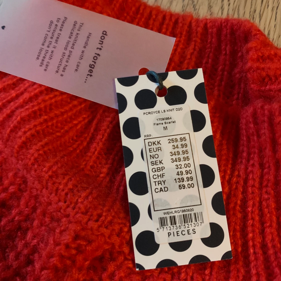 Stickad röd tröja med lappar kvar - 90