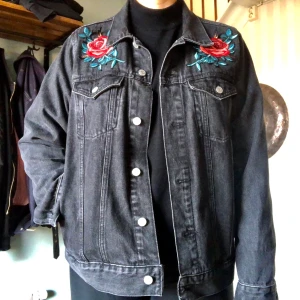 Jeansjacka strl M  - Svart jeansjacka strl M från Weekday, oanvänd. Blommorna har jag sytt dit 