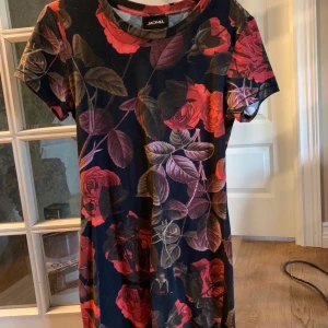 Klänning från Monki i xs - Blommig t-shirtklänning från Monki. Använd en gång. 