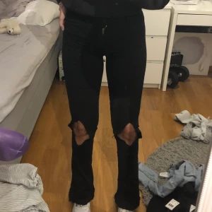 Bootcut/raka jeans från gina - Sjukt snygga jeans som är bootcut från Gina. Har dock fixat om dom lite och sprätt upp dom så de är längre plus har en ”sliten” kant, och gjort hål på knäna. Sjukt snygga men lite små för mig i midjan tyvärr. Skulle ej säga att de är vanlig bootcut utan lite mer åt de raka hållet då de är långa. 100 + frakt