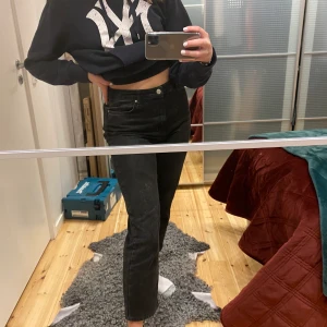 Svarta jeans från NAKD strl 36 - Uttvättat svarta jeans från NAKD i storlek 36. Köpta i somras men knappt använda, säljer eftersom att jag har 2 par likadana utöver dessa. Orginalpris 399kr. Jag är 172cm och de är lite korta på mig, modellen ska vara kort men jag tycker de är för korta på mig. Köparen står för frakt annars kan jag mötas runt stockholm/ norrort.