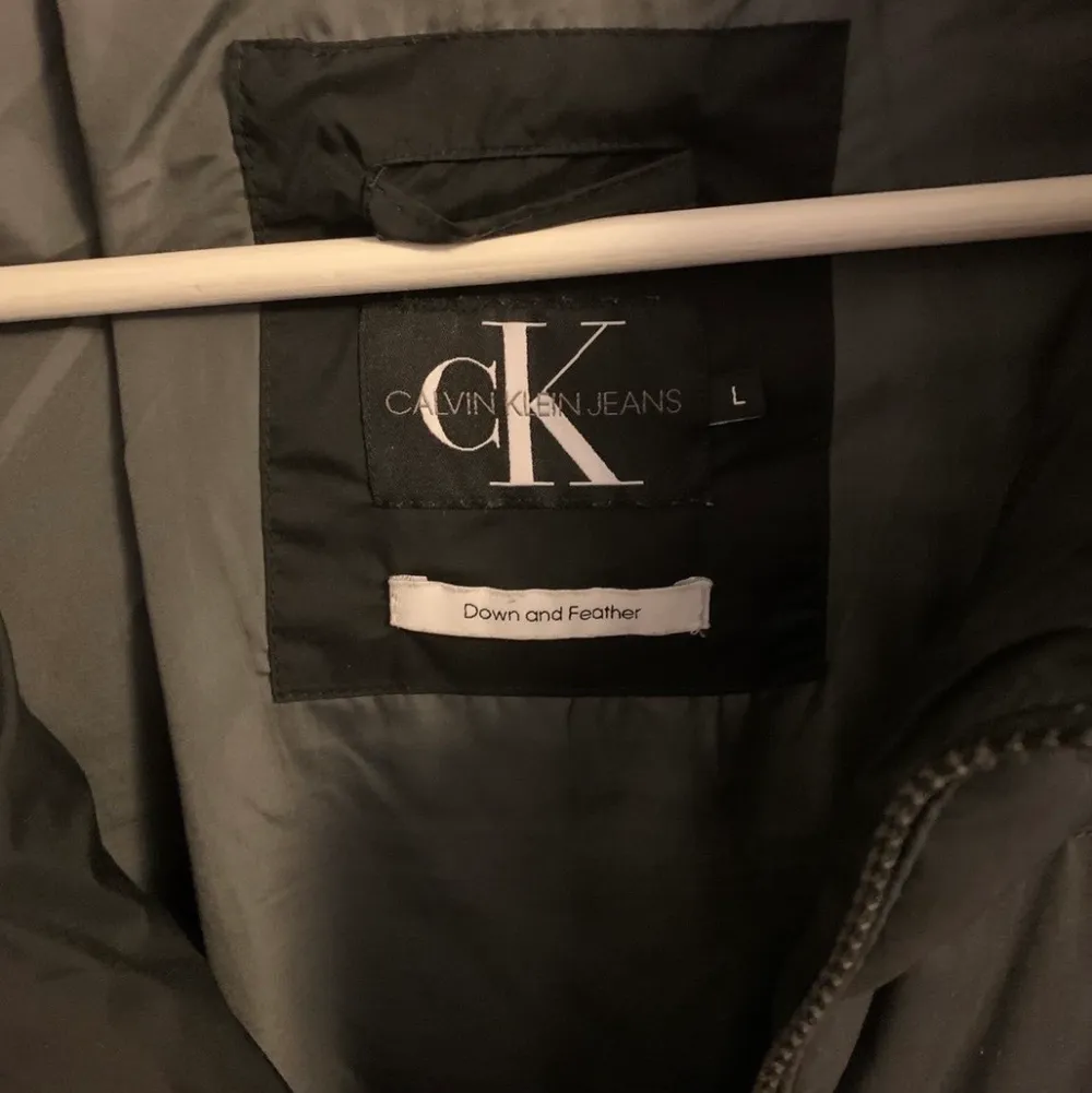 Calvin Klein Down and feather Vinterjacka, storlek Large, är i jätte bra skicka. Nypris: 2600 mitt pris:1200. Pris kan diskuteras vid snabb affär. Jackor.