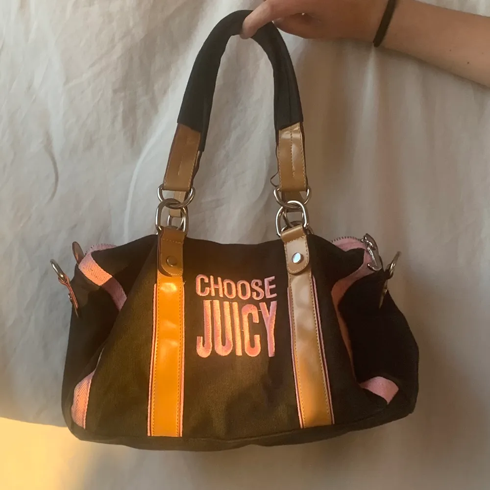 Svart väska med rosa och läderdetaljer från juicy couture. Långt och kort band medföljer samt dustbag. Så fina detaljer! :) fint skick. Frakt: 63kr. Väskor.
