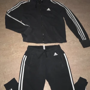 Adidas dress storlek S - Kan frakta men då får köparen stå för frakten