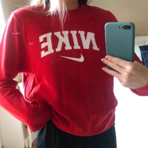 Nike tröja i storlek S - Snygg nike tröja i fint skick, använd 1-2 gånger. Frakten är inte inkluderad i priset 
