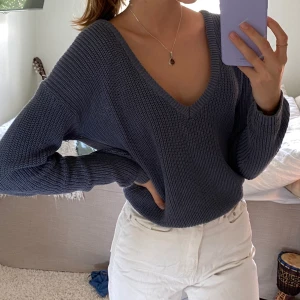 Stickad tröja - Jättefin blå färg som passar till allt!! Säljer pga har två likadana så tröjan är i nyskick 💙