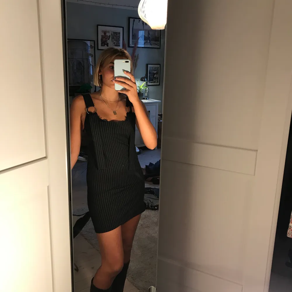 Oanvänd klänning från Pull & Bear med lappen kvar. . Mekot.