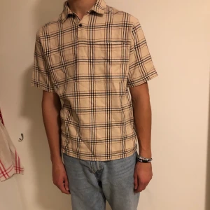 Umbro x sweet sktbs - Super snygg t-shirt i skjort material som är unisex. Modellen bär i vanliga fall M/L, men den sitter även snyggt oversized på mig som är en M på damavdelningen!