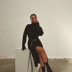 BIANCA LOVE DRESS - Hej, säljer denna love dress. Då jag köpte två färger och bestämde mig för att behålla den beiga. Tänkte kolla om intresse finns för denna. Men skriv bara om du vill köpa. Denna går inte att få tag på längre. Super mysig och perfekt till hösten. Storlek XS, men den är stor i storleken så skulle passa en S. Frakt ingår inte i priset.💕