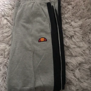Ellesse mjukisbyxor - Gråa mjukisbyxor, raka i modellen. Storlek m