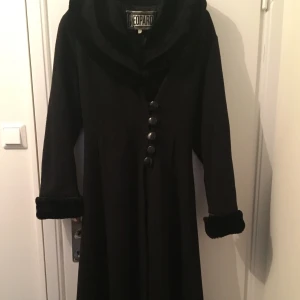 Lång kappa med päls - Svart färg, storlek 36. 
