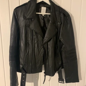Skinn jacka  - Säljer denna skinn jacka från Days like this, jackan sälja för 500kr där köparen står för frakten på 63kr ❤️