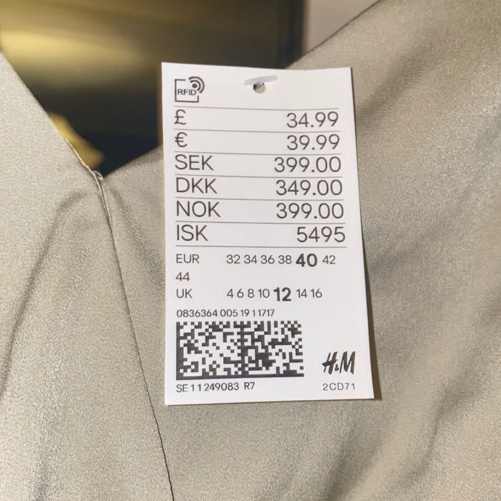 Jumpsuit stl 40 från hm aldrig använd endast testad, säljer pga för liten. Ny pris 399. Övrigt.