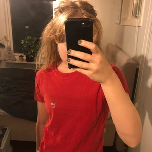 Fin röd t-shirt  - Snygg och bekväm t-shirt från brandy Melville storlek S