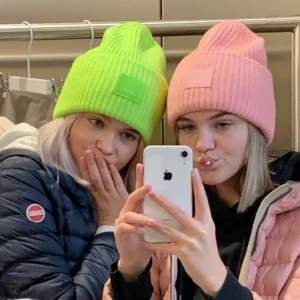 Acne mössa - Säljer min rosa acne mössa som har använts under förra vintern, så skön och snygg! Högsta bud 460kr budgivningen slutar vid 17:00 imorgon!