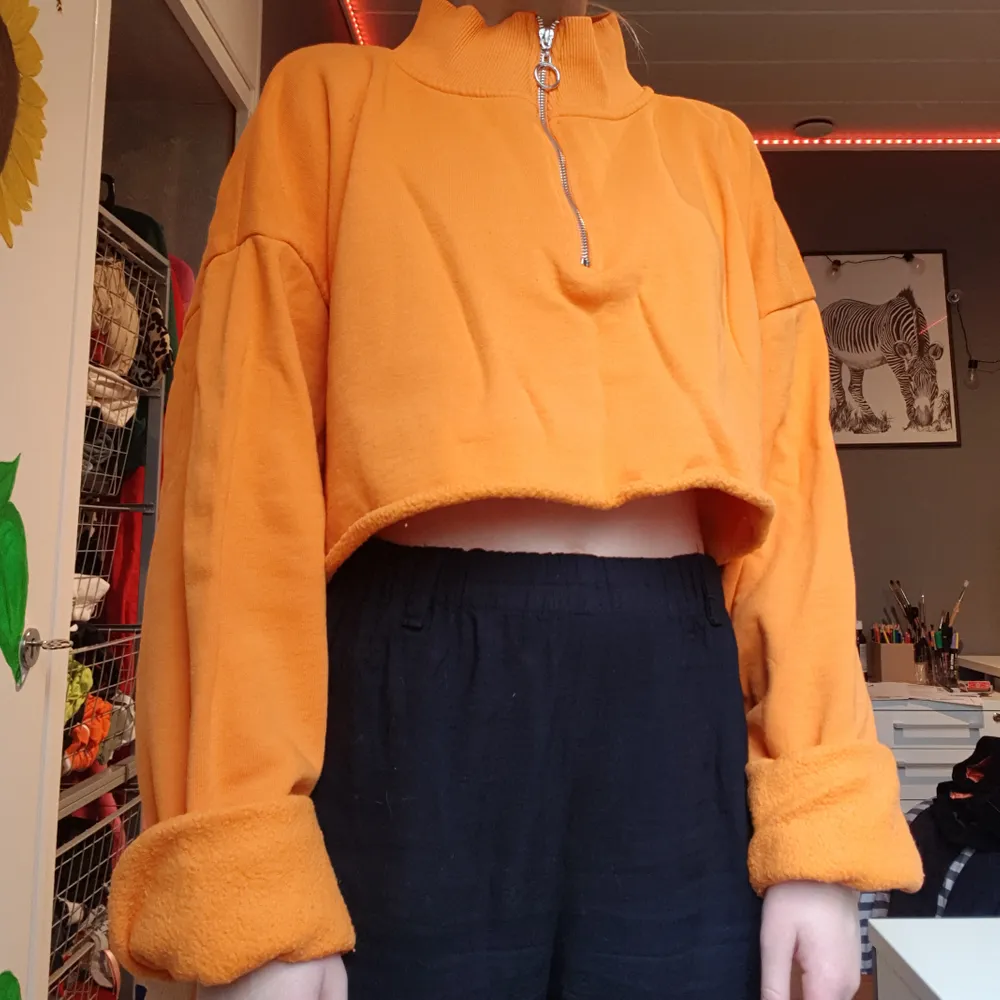 En skön orange tröja i hoodiematerial utan luva då. Superskön och själv har jag den jätteoversize vilket är supermysigt. . Hoodies.