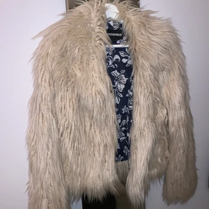 Fuskpäls  - Mysig höst/vinterjacka i ljus fuskpäls! Med gömda knappar! Pris kan diskuteras vid köp av fler varor/snabb affär! Köpare står för frakt 