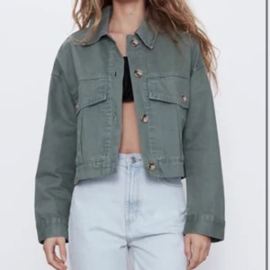 Höstjacka - Zara - En perfekt grön höstjacka från Zara i storlek XS. Den har jättebra passform och är perfekt nu till hösten. Fint skick, använd endast ett par gånger. Hör av dig om du vill se egna bilder på jackan 💕 Köparen står för frakt