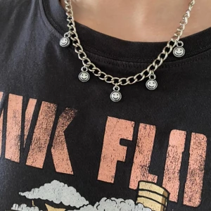 Halsband  - Jätte coolt och snyggt halsband köpt på instagram! Använt 2 gånger! 
