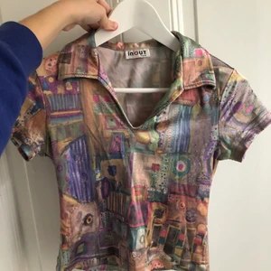 Skitsnygg crop top - Älskar denna! Kommer dock aldrig till användning :/ Storlek saknas men skulle gissa på S. Kort i midjan, crop top. Många intresserade, därav budgivning som avslutas imorgon 1/10 20:00, ledande bud är 260kr