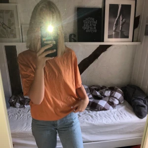 T-shirt  - Aprikosfärgad T-shirt🧡 köpt på Gina Tricot, nästintill oanvänd så bra skick. Storlek S, köparen står för frakt🧡